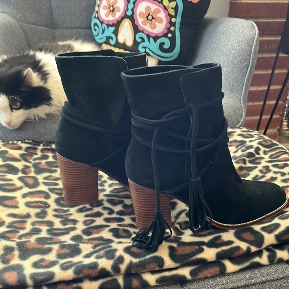 Aldo heeled Suede lace up boot size 8 1/2 .  Pristine condition.  Beautiful boot